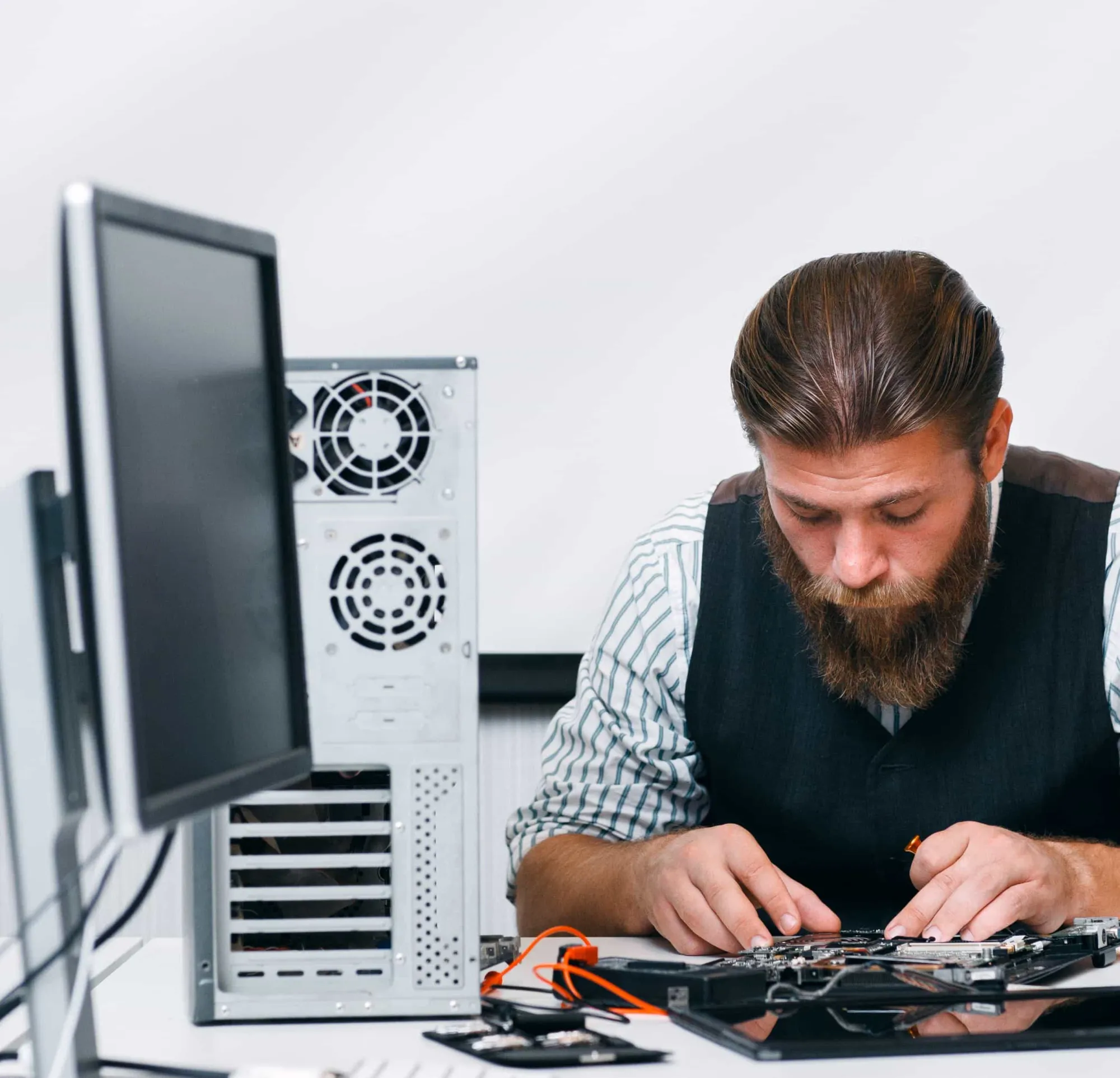 Technik opravuje počítač na pracovnom stole
