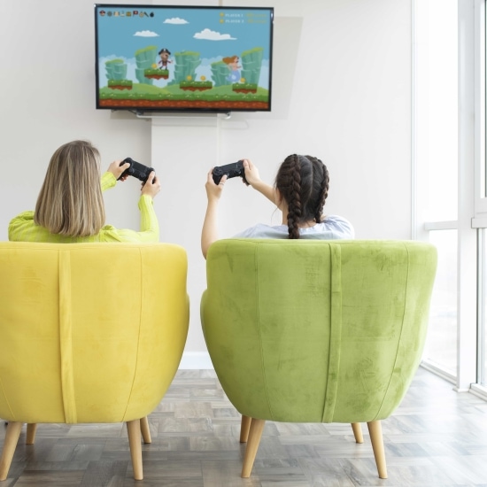 montáž tv na stenu s vystupujúcou dekoratívnou omietkou